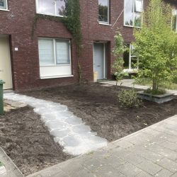 Stenen en zand eruit en compost erin